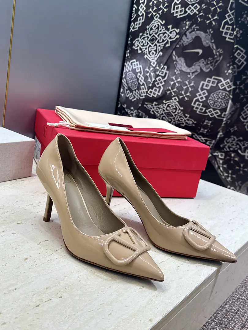 Plant prices(Full plane box.) Top Valentino Spring and summer classic fashion women's shoes. Valentino.logoThe hardware is high and the sharp one is single. Material: The shoes are in the skin of the cow./Importing cow skin+In the skin of the sheep.+Italy is a big-ass country. He's tall.:8CM SIZE: 34-42(34.40.41.42Custom without re-offer）