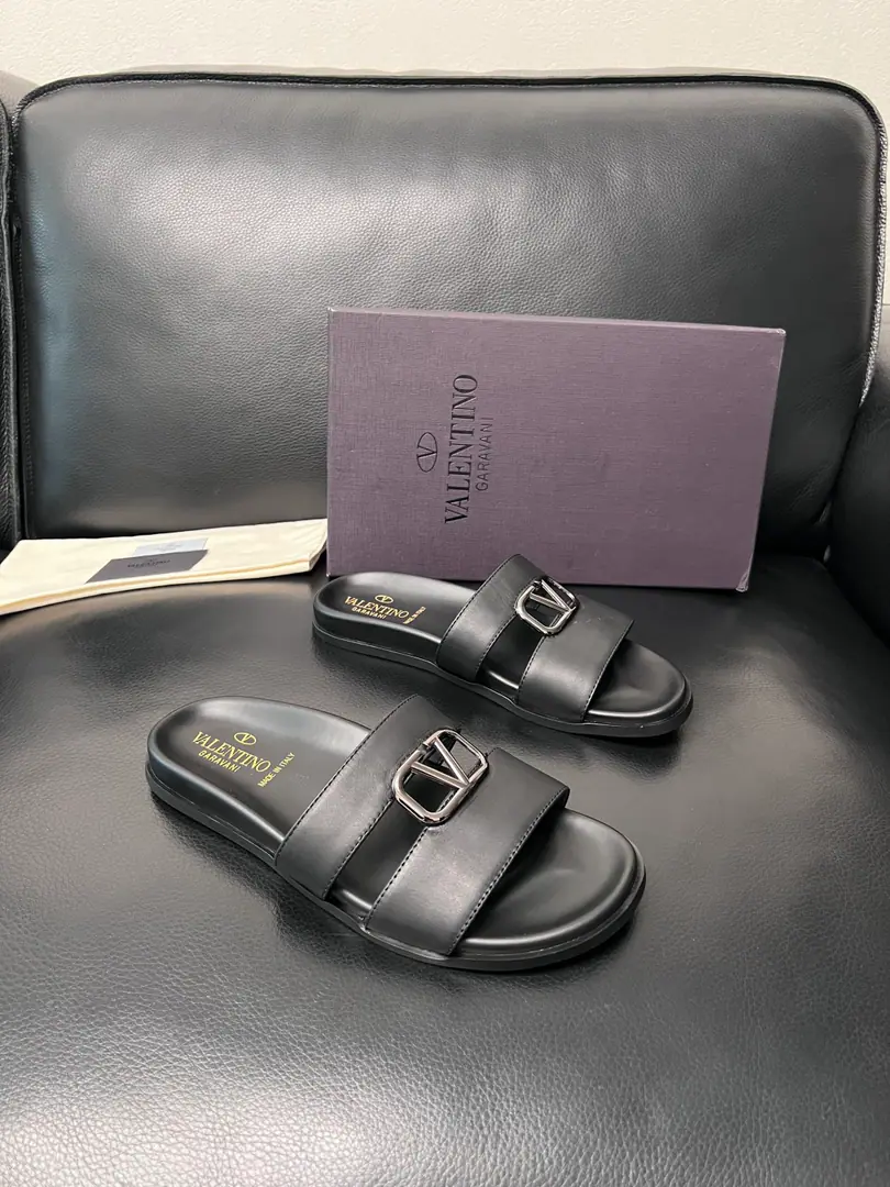VALENTINO High Quality Top-level craft Valentino., Shoes are synchronized., Italian imports of shoes, High-quality, multi-coloured, complex crafts., The imported cattle skin is soft and comfortable., Shoes under the sole.: The original plant is used for the original base., TPUIt's super comfortable to be a sole-acting base., The original factory and the single., Codes 39-44 （Make a reservation.38 45 ）
