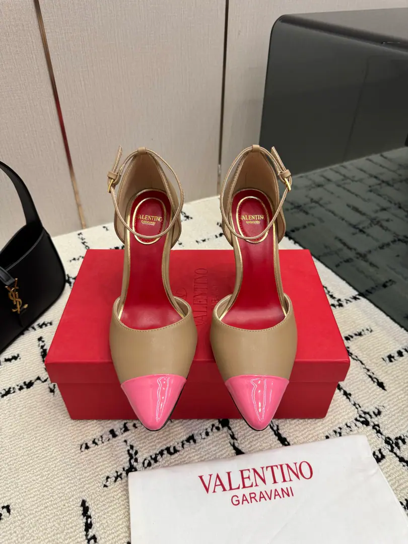 Valentino/Valentino.26WFNew Spill-head heels. The sharp line is a fine contour of the foot. SmallVGold tags for the shoes. Ratio of length length to length ♪ High and smooth every step of grace ♪ Classic red bottom recognition. It's easy to get a teleport. The naked and the black are cool. The upper foot is to be lifted immediately. You're not tired of walking. The fratricidal romance is hidden in detail. Summer shoe cabinets must be treasured. It's a lot of styles and styles. I'm not sure how much I'm gonna get. The classics that never regret starting. Details show the heart of the brand. It's easy to create a sense of excellence that doesn't take much effort. The price of the treasured shoes. I'm gonna be a little more elegant than I thought. The upper foot is white and thin. It's a match for both work and date. Quality and face The Warrens must be a fine one.！ The fabric is custom-made for paintskins. The inside feet are all sheep's skin. He's tall.: 8cm Italian imports are so thick. size: 35-39（40/41Custom）