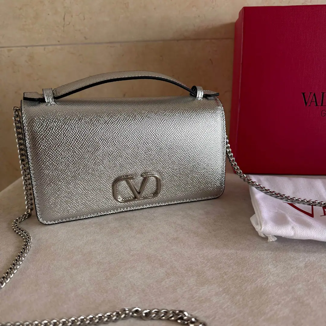 Batch. 👛Valentino Garavani VRINGI'm gonna make a fortune. WOCThe palms of the oxen are made of fine skin., Wake up to the goal.VWordLOGOGold button., But the handy., The chain can be broken., The cap is equipped with an intruded button., Built multilayer, Internal Tags. Paragraph: 2068 Dimensions: 19*4*10.5cm