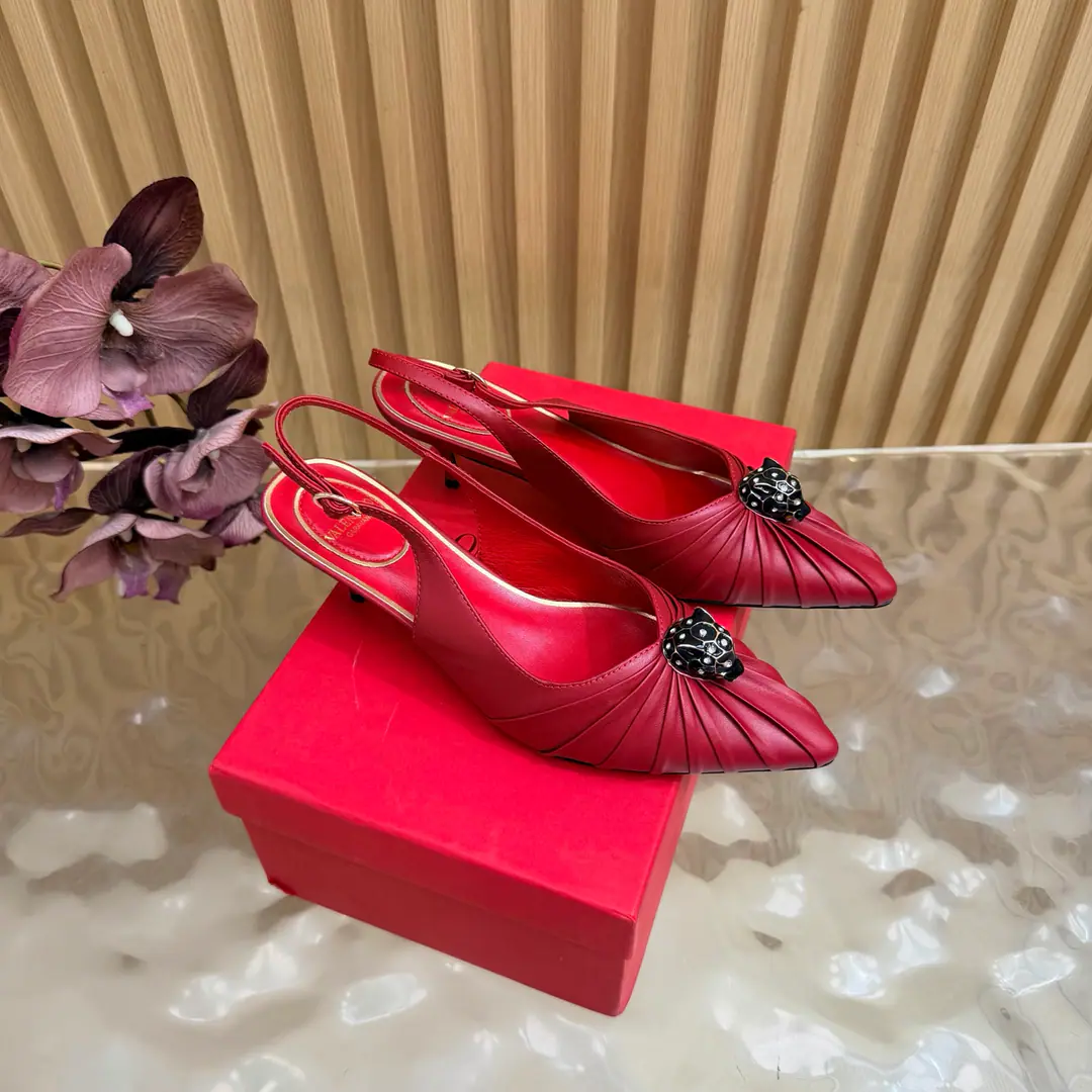 Valentino High heels💗Loved sandals. A beautiful quality.⚠️ It's a great match., Wear it any season.💜 Valentino is a new fashion charm. To continue the super high and design., I'm a big fan of the world's famous fans. The million fans are showing their love., Best sales at sea and abroad The domestics are out., Top Version Candy color., Every color is beautiful. Shoe.: Bullskins. Uchi.: Import of sheep skin Shoes under the sole.: That's a big one. He's tall.: 5cm Packaging: Full original package Codes: 36One.42Code（40, 41, 42I'm not gonna change.）