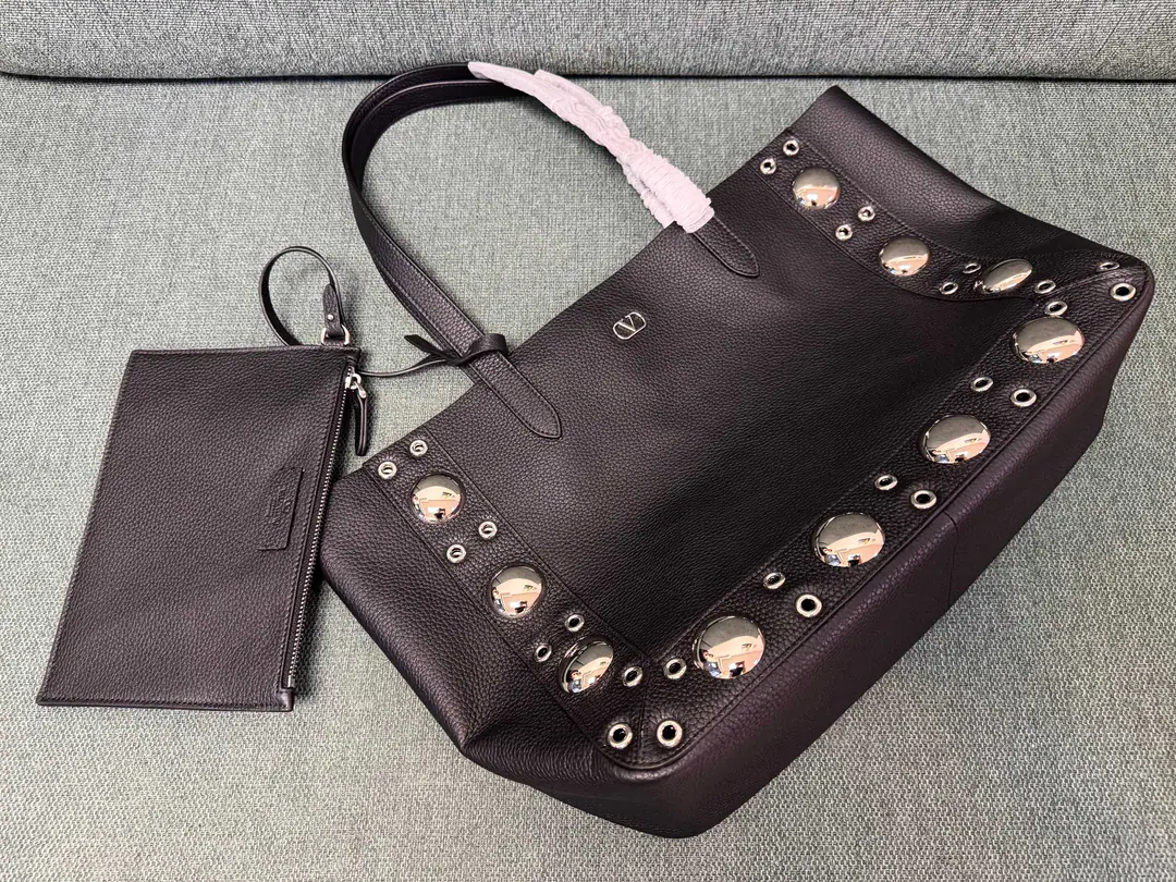 Batch. Black scuffle. VALENTINO 🍃Valentino.GARAVANI NELLCÔTE Medium Tot Bag, ♪ With a spherical nail and a circle, empty decorations ♪. This bag is for you., And by the hand of the hand, it's comfortable.. Pumping, metal fittings Minor metal VLOGO SIGNATURE Details -Inside, you can take out your bags. Dimensions:Kuan40XHigh30XDeep13centimetres Model: 3177