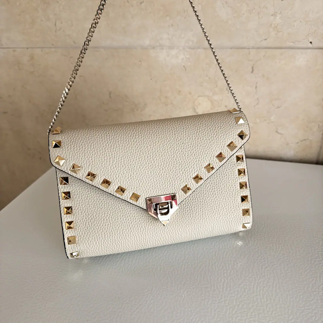 Batch. White▪️ Valentino Valentino's mini-bag.❤️ Slinging cattle, leather envelope, bag., Bring the nails.,Adjustable and disassembly sundial belts,Close the cap.. Dimensions:19.5x13x4.5centimetres Model: 2069