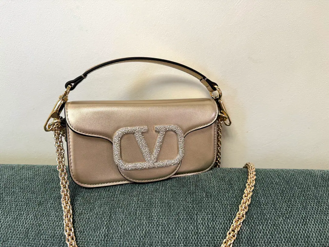 Small. Gold ❤️Model: 1133Starfish.▪️The drill button. Valentino Valentino's leather handbag.👜Put the armpit in your bag. ▪️The old effect treatment parts for the old brass. ▪️Magnetic button opening ▪️Soft sheep liner. ▪️Small: 20x11x5cm