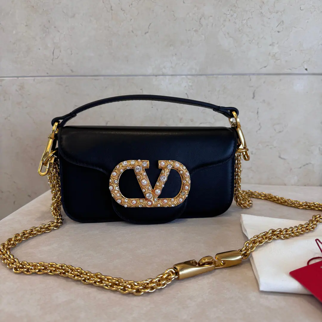 Small. New🍃It's beautiful.！ ❤️Model: 2244▪️The paint button. Valentino Valentino's leather handbag.👜 ▪️The old effect treatment parts for the old brass. ▪️Magnetic button opening ▪️Small: 20x11x5cm