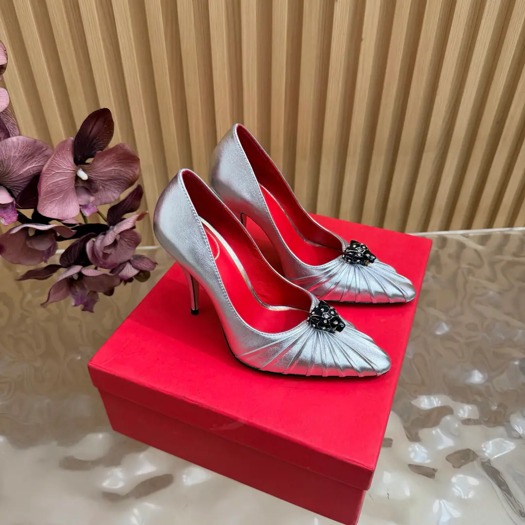 2026♪ Take the stuns and the heels ♪ Valentino High heels💗Loved sandals. A beautiful quality.⚠️ It's a great match., Wear it any season.💜 Valentino is a new fashion charm. To continue the super high and design., I'm a big fan of the world's famous fans. The million fans are showing their love., Best sales at sea and abroad The domestics are out., Top Version Candy color., Every color is beautiful. Shoe.: Bullskins. Uchi.: Import of sheep skin Shoes under the sole.: That's a big one. He's tall.: 10cm Packaging: Full original package Codes: 36One.42Code（40, 41, 42I'm not gonna change.）