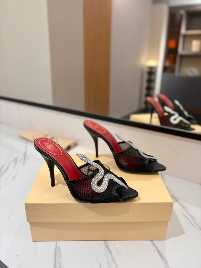 Plant price: Valentino Valentino has introduced a new version. New paragraph“Cœur Vipère”Muller's shoe is selected for leather made in Italy., - We're using pointy toes., A snake with a glitter.🐍A crystal-shaped dress., The beauty of the brand.💖💖 Shoe.: Imported cattle skin Otsumi!: That's a big one. He's tall.: 10cm Codes: 35-39【40, 41, 42I'll make sure I don't change it.】