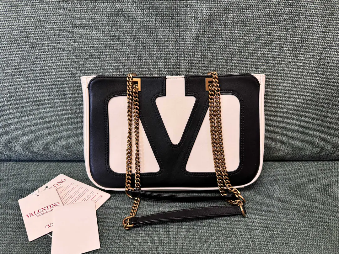 Small. Model5200 VALENTINO▪️Valentino's handbag.👜This bag is really big. VLOGO SIGNATURE Design, I'm going to be able to get a little bit of a slider., This bag can be slashed and slashed.. Antiquated gold accessories - We're going to pull the chain. A zipper outside. Dimensions: 27x18x3cm