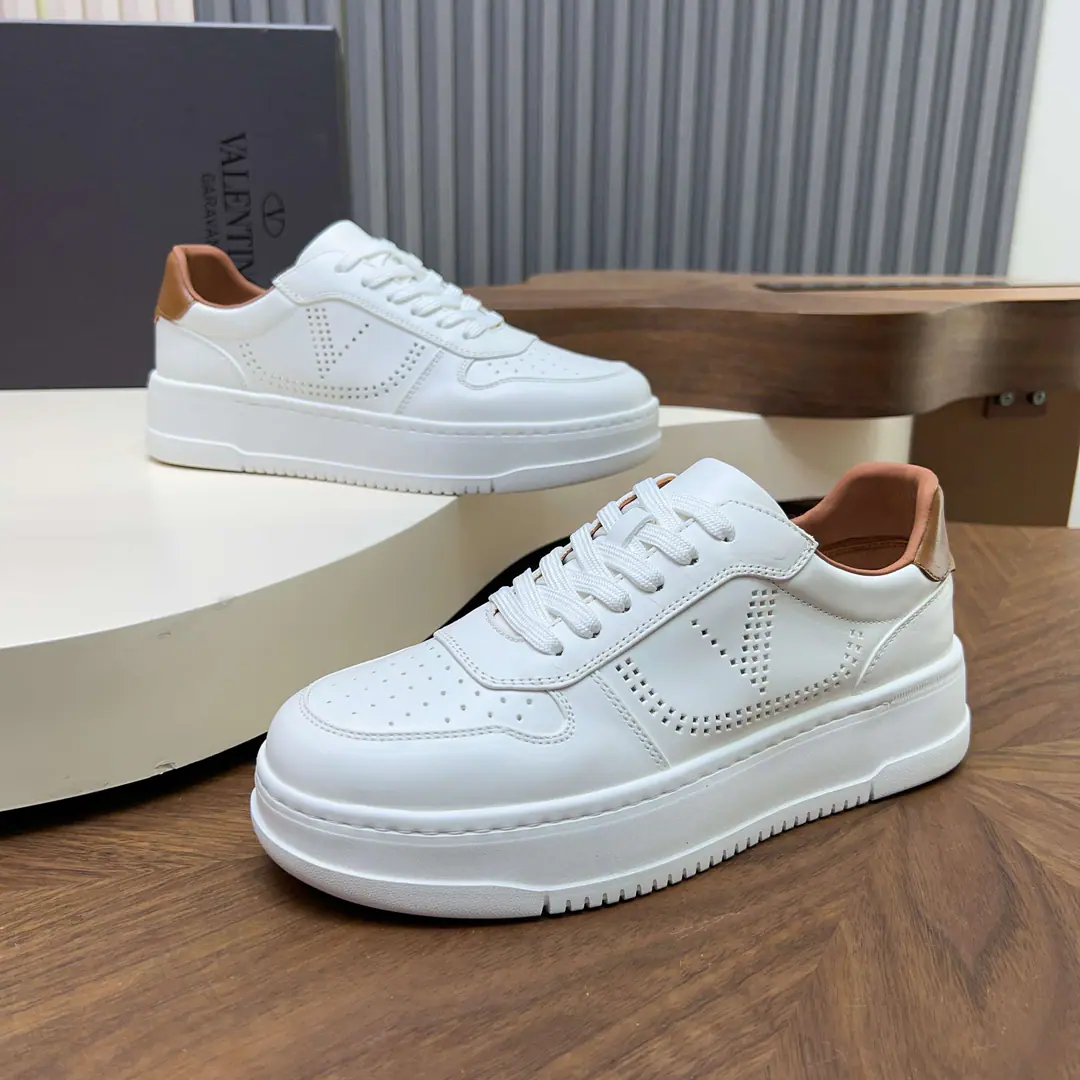 . Encoding: YS003848 Valentino/Valentino. Men's classic low-end leisure shoes. The sneakers are made of soft little cow skin and fury cow leather., The skin is soft and delicate., External sideVLOGO SIGNATUREThe punch details., Shoe head punches., New Fashion, I'm comfortable with air., In the fabric., With a plaque., Light rubber, large base., Slipperproof., The feet are light and comfortable., Fashion and fashion., Full package！ Codes: 39-40-41-42-43-44（38/45You're not going to be able to buy back.） The cargo.: T1021Hit the hole.