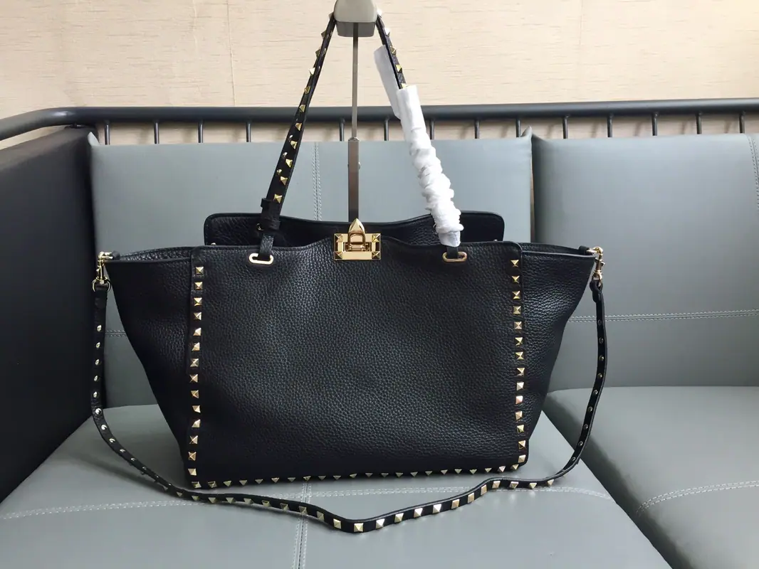 Batch. A gold nail with a wretch.【Valentino Rockstud 】Classic shopping bag. Model: 1083 Dimensions: 33.14.24cm