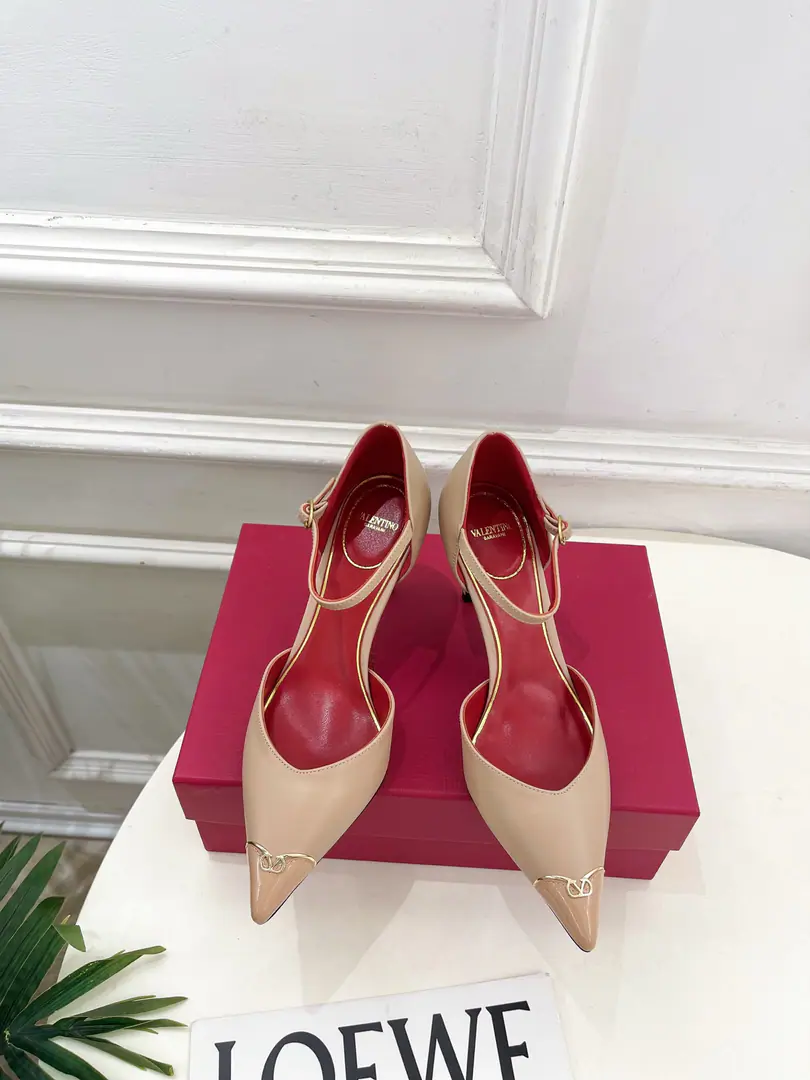 Valentino Valentino. 26𝐬𝐬 2026Autumn and winter brand new. Small MetalVThe stumps are high and empty. New☑️ Valentino Garavani It's a classic.“Roman Stud”The series was launched in a completely new interpretation.！The latest gold.VDetonation elements A full sense of excellence. ！BSFashion is a blast.～ Shoe.: Original custom-made cow skin Uchi.: Imports of sheep's skin Otsumi!: Italy is a big-ass country. He's tall.: 8.5cm Codes: 35-39（40.41I'll make sure I don't change it.） Plant prices Numbering: 2608045