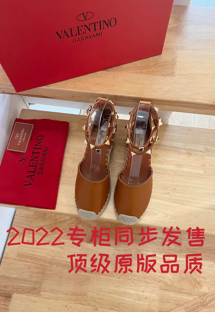 Valentino Garavani Skins of oxen and heel and sandals. Metal-effect process processing nail decoration Special comb-and-coated lined up the slopes and... A twig to adjust the skin belt of the calf. The slopes and the waterproofing stations. Italian manufacture 35-41