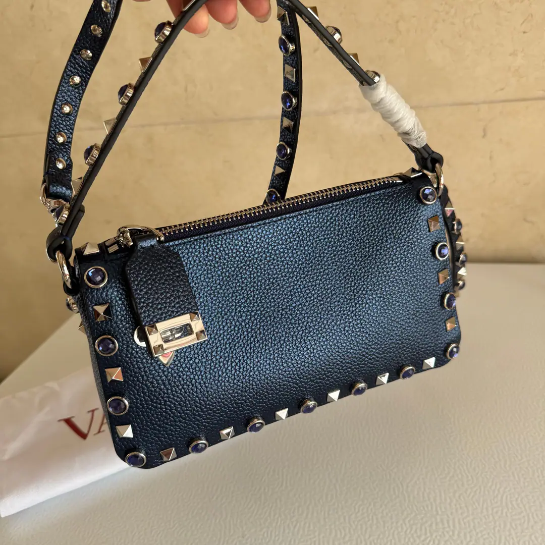 Batch. Night sky blue❤Valentino New armpit slanted bag👜 Garavani Rockstud A small, small, small, small, slanted, little cattle. The iconic hook-tocking design has been re-explored., The treatment of the nails and the fittings for the metallic process to stop the zipper pulls.: Zipper and hook-buttonable., Three cavities for disassembly of shoulder belts. Dimensions: 19x13x7cm Model: 5500