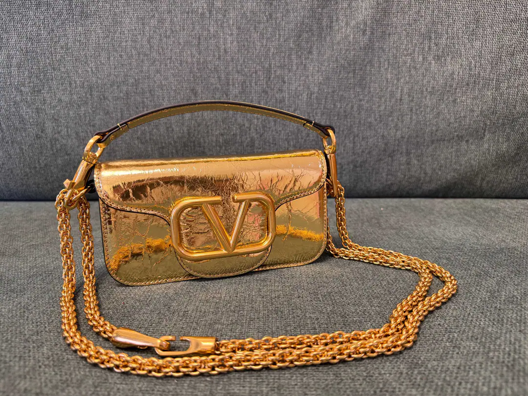 Batch. Pumpkin. Valentino Garavani MINILOCCow-skin handbag., MetalVLogo SignatureDetails With undreatable lifters and undrewable slide chains, ♪ And I can't bear ♪, Slash or handheld The old effect treatment parts for the old brass. Magnetic button opening Model▪️1133S Dimensions: 20x 11x5cm