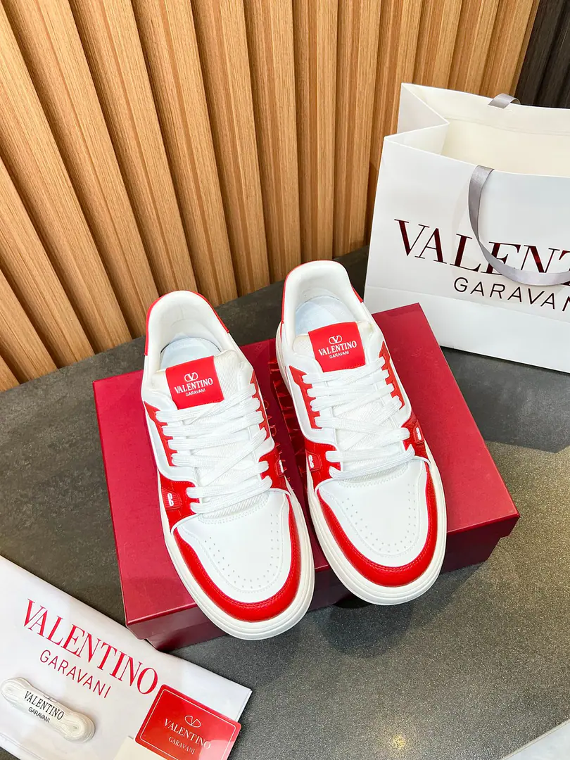 Minoru.🎤🎤𝑽𝒂𝒍𝒆𝒏𝒕𝒊𝒏𝒐Valentino. 𝑶𝒏𝒆𝑺𝒕𝒖𝒅 Couples' sneakers. Valentino 2025The latest couple's sneakers. The star is the same. Fires are on sale.. OriginalZPReload and Dismantlement. Repeatedly retweets. Yes, sir.1:1Restore！Top luxury. Soft and cozy. Fashion and leisure. It brings a quality of excellence and grace. And the wonderful comfort of the upper foot. Top-level purchase version of shoe face: Import the cow's skin./Original oil side process Uchi.: In the skin of the watered cow. Otsumi!: Original development𝐓𝐏𝐔Double-coloured base Packaging: Original Configuration Full Packaging Codes: 34-44 Customised (Autoscript-Unlabelled）Order