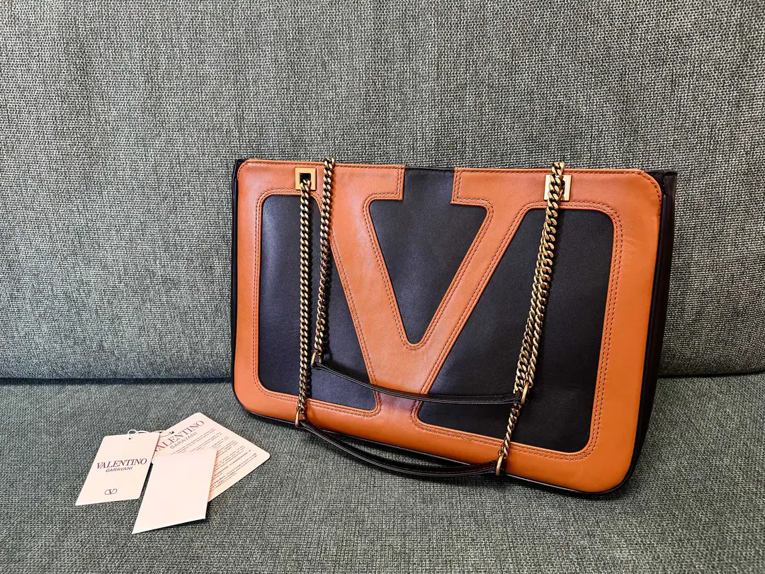 Medium. Model5200 VALENTINO▪️Valentino's handbag.👜This bag is really big. VLOGO SIGNATURE Design, I'm going to be able to get a little bit of a slider., This bag can be slashed and slashed.. Antiquated gold accessories - We're going to pull the chain. A zipper outside. Dimensions: 37x26x3cm