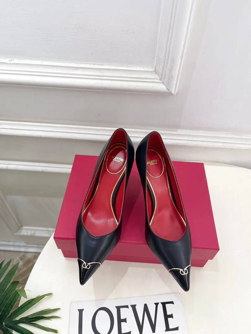 Valentino Valentino. 26𝐬𝐬 2026Autumn and winter brand new. Small MetalVSlips, heels. New☑️ Valentino Garavani It's a classic.“Roman Stud”The series was launched in a completely new interpretation.！The latest gold.VDetonation elements A full sense of excellence. ！BSFashion is a blast.～ Shoe.: Original custom-made cow skin Uchi.: Imports of sheep's skin Otsumi!: Italy is a big-ass country. He's tall.: 8.5cm Codes: 35-39（40.41I'll make sure I don't change it.） Plant prices Numbering: 2608045