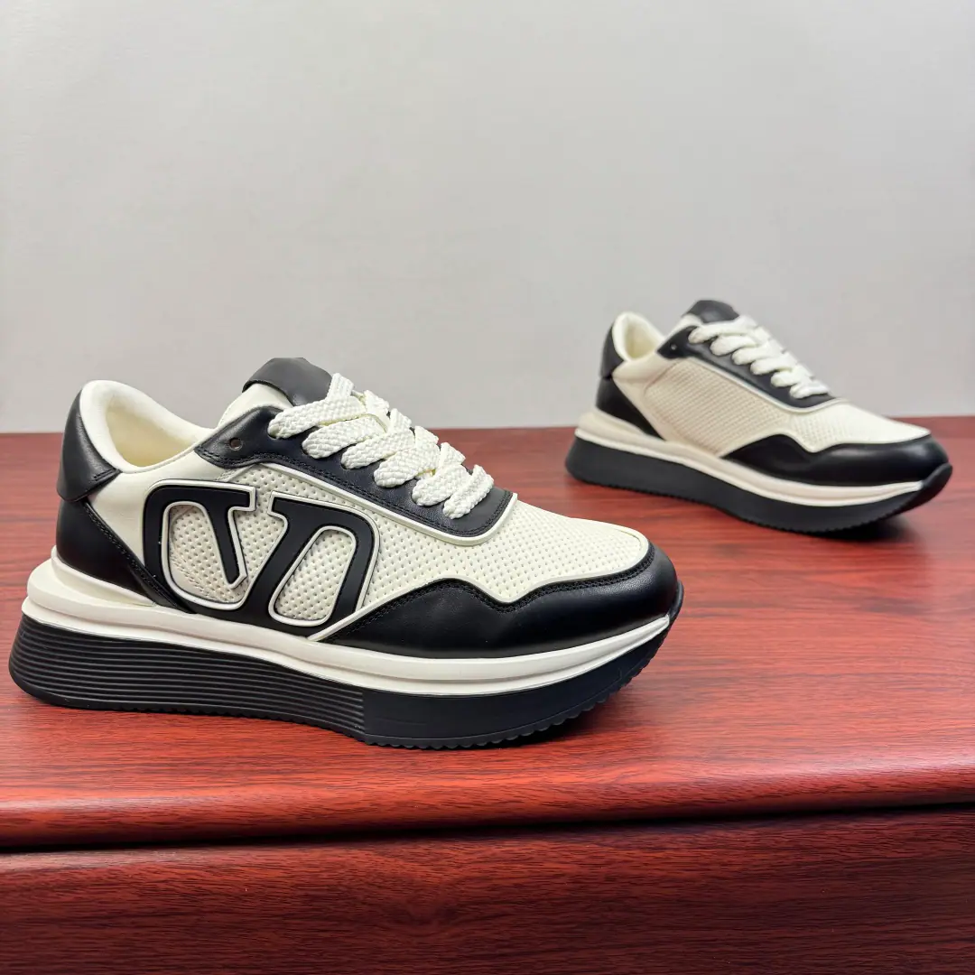 VALENTIONO/Valentino. The new man is a fat man with a thick leather and a sneaker.！ The retro-run shoes.｜A little tidal departure.✨ I'm using airnet eye cloths to put on soft leather., MarkerVWordLOGOAs a visual focus, Low profile brand recognition., It's a combination of retrogent and modern sports aesthetics.. 5cmI'm gonna get a lot of ground-loading shock-resilient technology., While raising the proportion of the leg line,, For daily commutes., The shopping provides comfort.. The classic white and white colored white color are optional., It's white and clean and it fits with a very simple style., White black and black and the streets are full of life.. It's a pair of old rice and white shoelaces., The details create a relaxed atmosphere., Whether it's a pair of jeans or a little bit of a casual wind., Or a suit and a business sense., It's easy to be a good spot., It's the 100 keys in the shoe cabinet that need to be paid for.. Size: 39-40-41-42-43-44 Standard leather shoe size （38/45You're not going to back off.） The cargo.: B White black