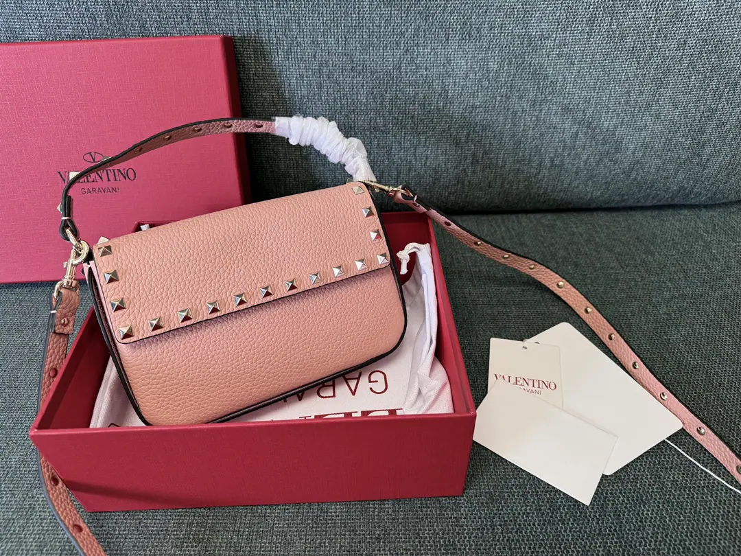 Batch. Naked powder.❤️ Valentino Valentino's envelope is a small slant bag., Handbag. With a disassemble shoulder belt., Reverse Magnetic Deleting, A shallow gold nail. Dimensions: 13.5x19x3cm Model: 3022