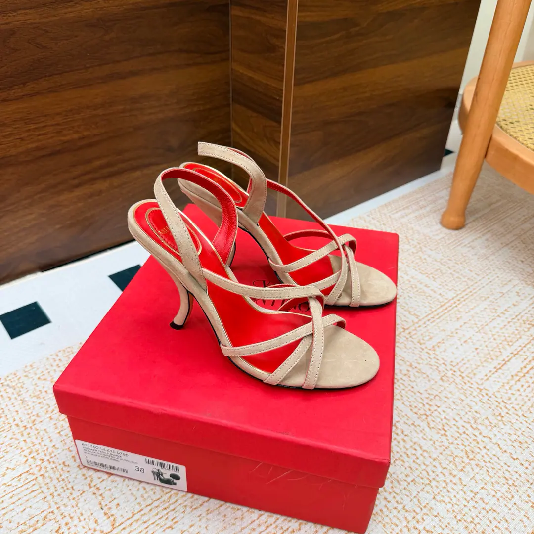2026♪ Go to the show and bend and follow ♪ Valentino High heels💗Loved sandals. A beautiful quality.⚠️ It's a great match., Wear it any season.💜 Valentino is a new fashion charm. To continue the super high and design., I'm a big fan of the world's famous fans. The million fans are showing their love., Best sales at sea and abroad The domestics are out., Top Version Candy color., Every color is beautiful. Shoe.: Bullskins./Goki! Uchi.: Import of sheep skin Shoes under the sole.: That's a big one. He's tall.: 10cm Packaging: Full original package Codes: 36One.42Code（40, 41, 42I'm not gonna change.）