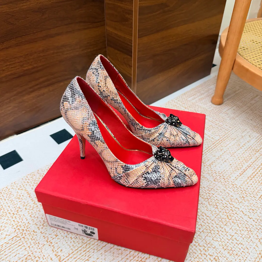 2026♪ Take the stuns and the heels ♪ Valentino High heels💗Loved sandals. A beautiful quality.⚠️ It's a great match., Wear it any season.💜 Valentino is a new fashion charm. To continue the super high and design., I'm a big fan of the world's famous fans. The million fans are showing their love., Best sales at sea and abroad The domestics are out., Top Version Candy color., Every color is beautiful. Shoe.: Bullskins. Uchi.: Import of sheep skin Shoes under the sole.: That's a big one. He's tall.: 10cm Packaging: Full original package Codes: 36One.42Code（40, 41, 42I'm not gonna change.）
