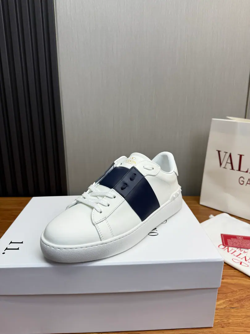 Plant 𝑽𝒂𝒍𝒆𝒏𝒕𝒊𝒏𝒐Valentino. Classic couple's leisure shoe series.💟 It's a year-round.🔥 1:1High-quality delivery✅ Valentino The star is the same. Fires are on sale.. OriginalZPReload and Dismantlement. Repeatedly retweets. Top luxury. Fashion and leisure. It brings a quality of excellence and grace. And the wonderful comfort of the upper foot. Top-level purchase version of shoe face: Import the cow's skin./Original oil side process Uchi.: In the skin of the watered cow. Otsumi!: Original Development Bottom Packaging: Original Configuration Full Codes: 35-45 （45Make a no-refund order.）