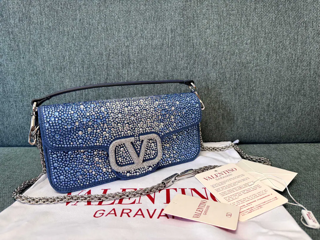 Large. ❤Model: 1133Cowboy Diamonds. Valentino Valentino Denning's handbag.👜Put the armpit in your bag. ▪️Magnetic button opening ▪️Dimensions:27x13x6cm