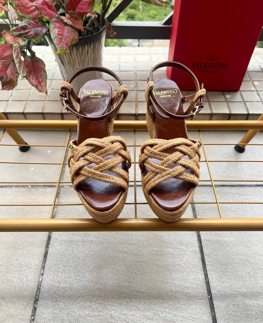 Valentino Garavani /Valentino. Roundhead knittingVI'll take a new sandal.🩴Fishermen's shoes. VThe gold pin logo. Raphigrass. He's tall.9cm Rubber Bottom Italian manufacture 36-41