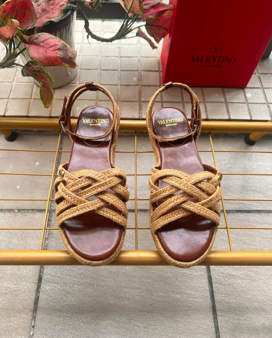 Valentino Garavani /Valentino. Roundhead knittingVI'll take a new sandal.🩴Fishermen's shoes. VThe gold pin logo. ppShit. He's tall.2cm Rubber Bottom Italian manufacture 36-41