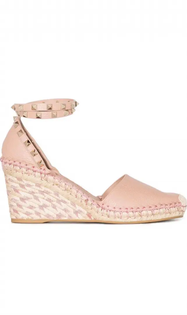 （Official Net） Valentino Garavani Skins of oxen and heel and sandals. Metal-effect process processing nail decoration Special comb-and-coated lined up the slopes and... A twig to adjust the skin belt of the calf. The slopes and the waterproofing stations. Italian manufacture 35-41