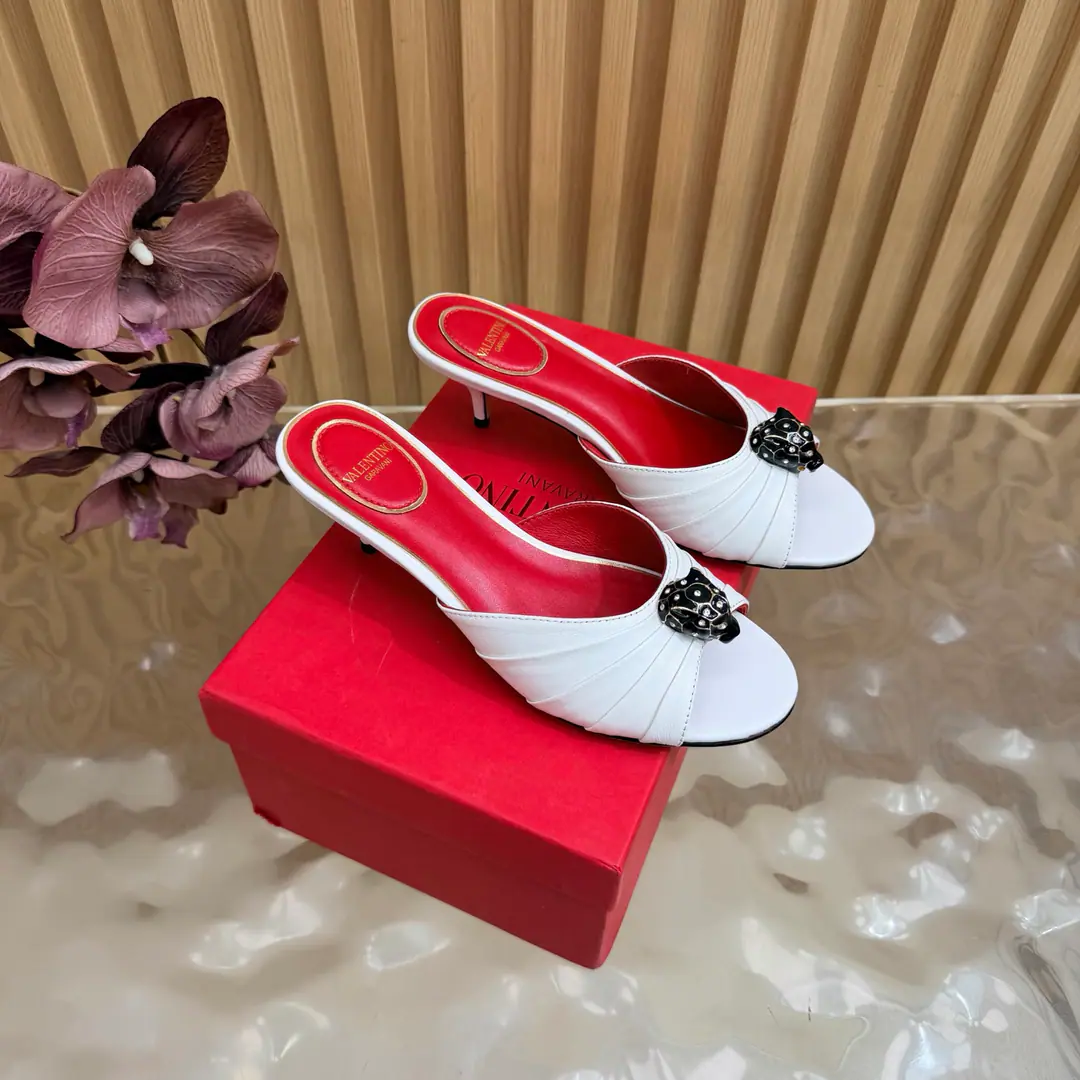 Valentino High heels💗Loved sandals. A beautiful quality.⚠️ It's a great match., Wear it any season.💜 Valentino is a new fashion charm. To continue the super high and design., I'm a big fan of the world's famous fans. The million fans are showing their love., Best sales at sea and abroad The domestics are out., Top Version Candy color., Every color is beautiful. Shoe.: Bullskins. Uchi.: Import of sheep skin Shoes under the sole.: That's a big one. He's tall.: 5cm Packaging: Full original package Codes: 36One.42Code（40, 41, 42I'm not gonna change.）