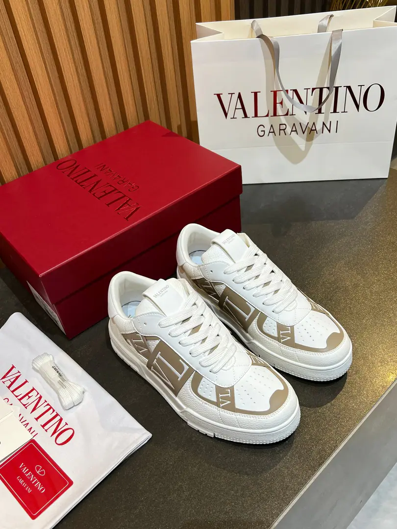 👑👑Valention Valentino. Top First Quality.～ A unique modern wind and sneakers.. 🏃- The leisure shoe man's allowance.😍😍 Italian import original brand, Import original material.Process, Original Footer（Refuse to stripping）Shoes under the sole.: The original plant is used for the original base., Italian street wind Style Design ⚠️Footie In the plaque quality It's a really good original.. Shoe face original.VLProcess, The whole shoe was...VLOriginal craft package, VLPrecision with the original.1MM-LEAD, It's like a physical shoot.🎬It's better in kind., High-quality slab shoes Size:39-45. 38.45.46Make a reservation.