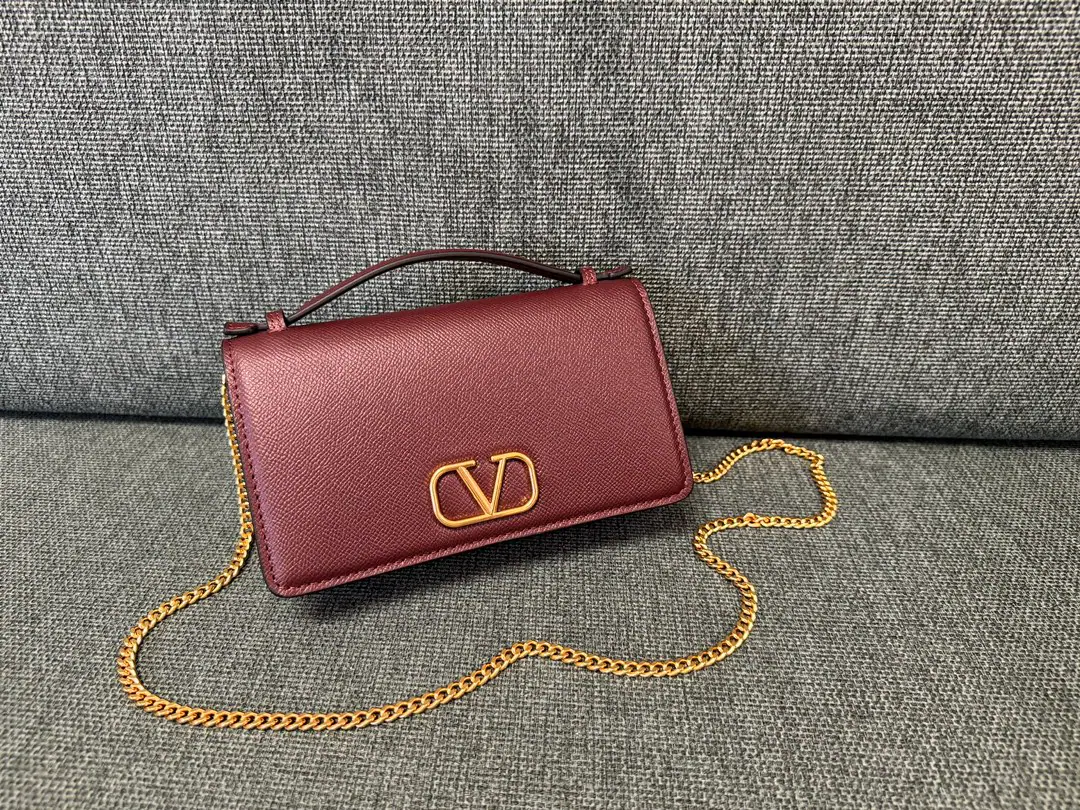 Batch. 👛Valentino Garavani VRINGI'm gonna make a fortune. WOCThe palms of the oxen are made of fine skin., Wake up to the goal.VWordLOGOGold button., But the handy., The chain can be broken., The cap is equipped with an intruded button., Built multilayer, Internal Tags. Paragraph: 2068 Dimensions: 19*4*10.5cm