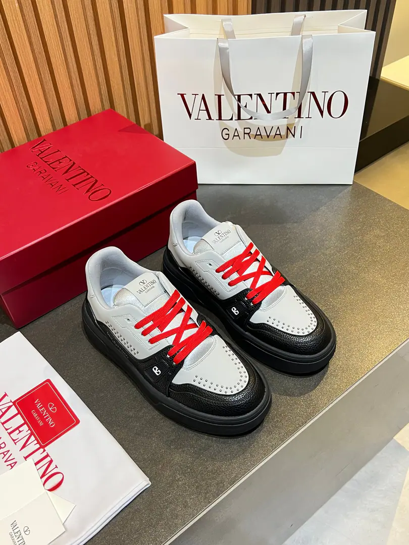 𝑽𝒂𝒍𝒆𝒏𝒕𝒊𝒏𝒐Valentino. 𝑶𝒏𝒆𝑺𝒕𝒖𝒅 Couples' sneakers. Valentino 2026The latest couple's sneakers. The star is the same. Fires are on sale.. OriginalZPReload and Dismantlement. Repeatedly retweets. Yes, sir.1:1Restore！Top luxury. Soft and cozy. Fashion and leisure. It brings a quality of excellence and grace. And the wonderful comfort of the upper foot. Top-level purchase version of shoe face: Import the cow's skin./Original oil side process Uchi.: In the skin of the watered cow. Otsumi!: Original development𝐓𝐏𝐔Double-coloured base Packaging: Original Configuration Full Packaging Codes: 35-46 Customised (Autoscript-Unlabelled）Order