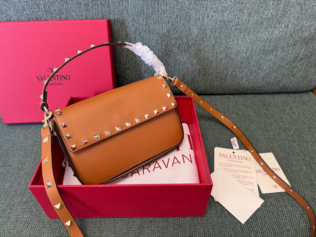 Batch. Brown.❤️ Valentino Valentino's envelope is a small slant bag., Handbag. With a disassemble shoulder belt., Reverse Magnetic Deleting, A shallow gold nail. Dimensions: 13.5x19x3cm Model: 3022