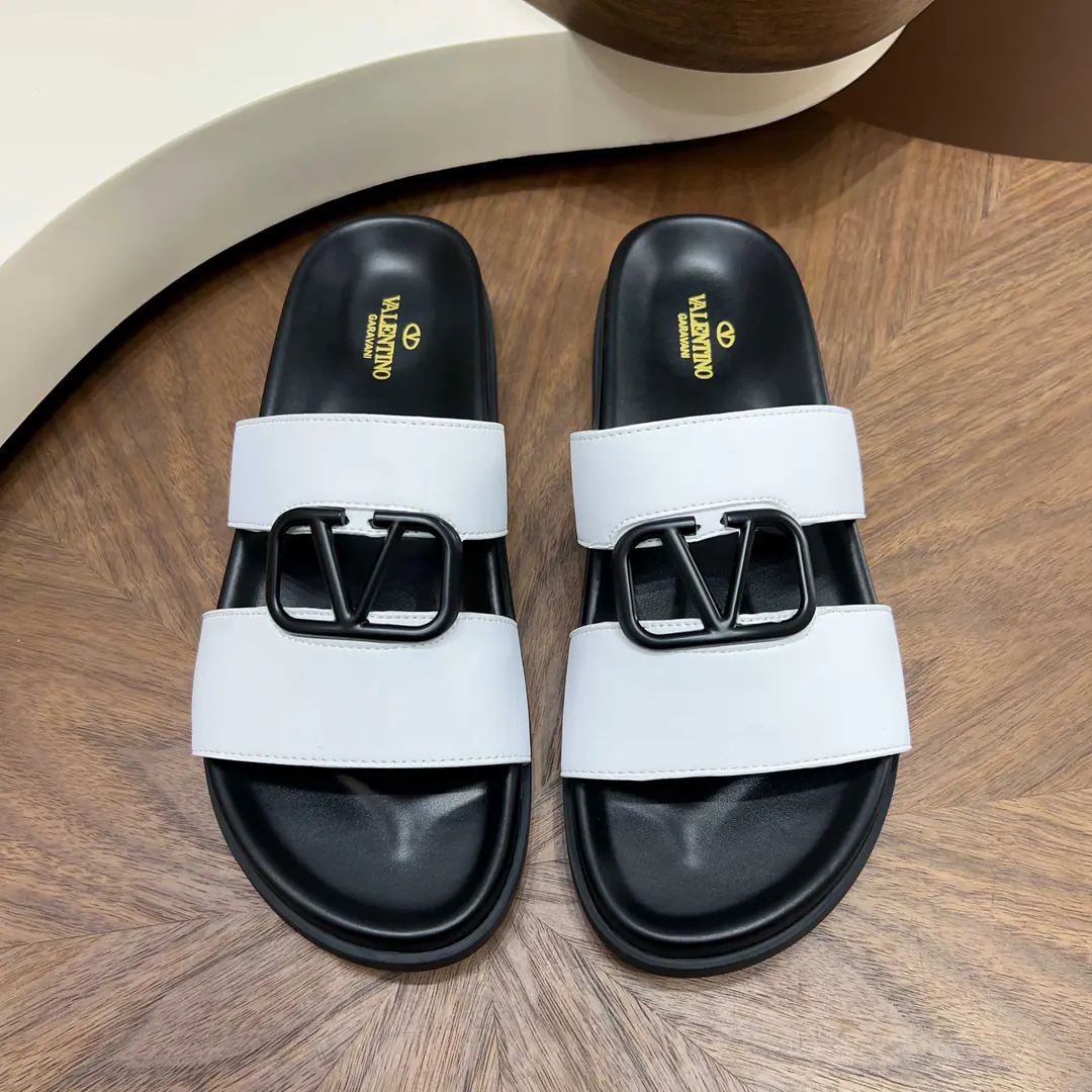 【VALENTINO】 Size: Men39--44（38.45.46Do it.） 2026Spring cabinet is synchronized with Valentino's nail slippers. Material: Quality leather shoes.+Brand-stamping process+Slip and grind the bottom. Design bright spots: Double-stringable design, Brand-only tattoo., I'm comfortable with air., I'm a little bit of a slob.～