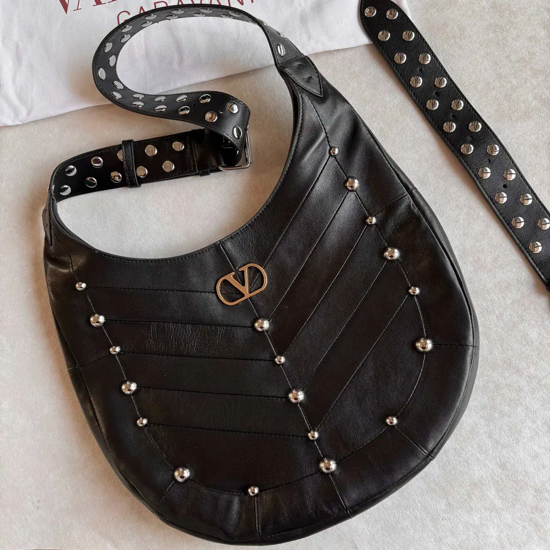Large. New🍃- It's a nail. Valentino.GARAVANI HOBOHO HOBO Handbags are designed in a synthesizing system., It's made of bright and dumb sheep leather. V Font, And used to treat it with a copy of the old brass. VLOGO SIGNATURE Metal Details. This bag is equipped with a regressable shoulder belt., But the shoulder can slash.. Regulating leather shoulder belts, Pride, nail. Large size: 35 X 27 X 4 centimetres Model: 2026
