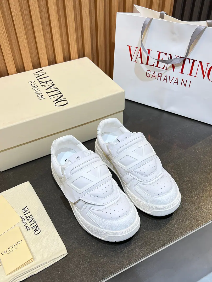Minoru.🎤🎤VLTNWarren. 𝑶𝒏𝒆𝑺𝒕𝒖𝒅 Couples' sneakers. Valentino 2025New couple sneakers. Fires are on sale.. OriginalZPReload and Dismantlement. Repeatedly retweets. The strength is one-to-one.！Top luxury. Magic stickers. Soft and cozy little cow skin. It brings a quality of excellence and grace. And the wonderful comfort of the upper foot. Top-level purchase version of shoe face: Import the cow's skin./Original oil side process Uchi.: In the skin of the watered cow. Otsumi!: Original development𝐓𝐏𝐔Double-coloured base Packaging: Original Configuration Full Packaging Codes: 35-46
