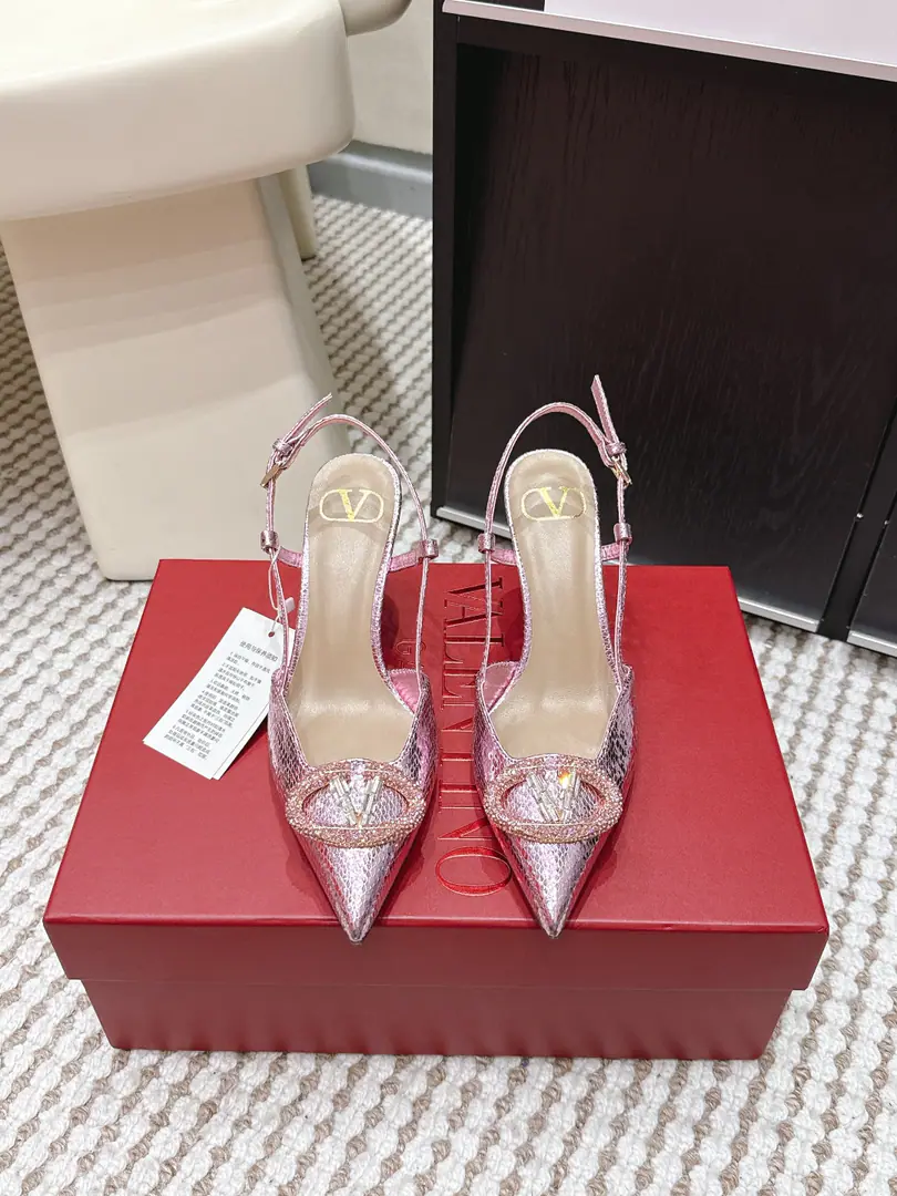 Requisition level Valentino2026Spring and summer series of paint drillsVLOGOHigh heels. Shoes. Pointy and design., A colored shoe.+Crystal dotting, blingblingSuper-smelling gold.VLOGOMetal button, It's full of brands., 8cmLined with tall legs., Nice and stylish.. Back tripod design, You're wearing it more securely., It's for dinner., Party and other official occasions., And I can add points to the daily dress., It's a practical and luxurious fashion stand.! Size: 35-40（41.42.43Make a reservation.）
