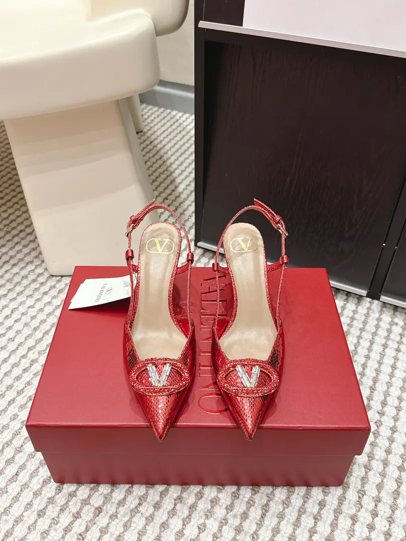 Requisition level Valentino2026Spring and summer series of paint drillsVLOGOHigh heels. Shoes. Pointy and design., A colored shoe.+Crystal dotting, blingblingSuper-smelling gold.VLOGOMetal button, It's full of brands., 8cmLined with tall legs., Nice and stylish.. Back tripod design, You're wearing it more securely., It's for dinner., Party and other official occasions., And I can add points to the daily dress., It's a practical and luxurious fashion stand.! Size: 35-40（41.42.43Make a reservation.）