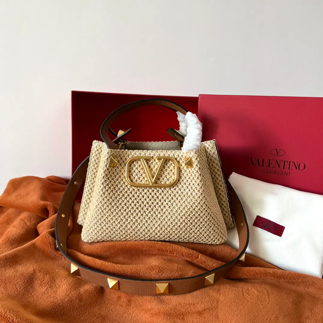 Small. Valentin0 Spring Chattot Packet Series～ Tot bag made of natural Rafis., The interwoven void creates a clear sense of quality., A brown leather handle., Shoulder belt and zipper bag Summer inflammation., It's a package.～ Dimensions: 25✖️18✖️12cm 22003s