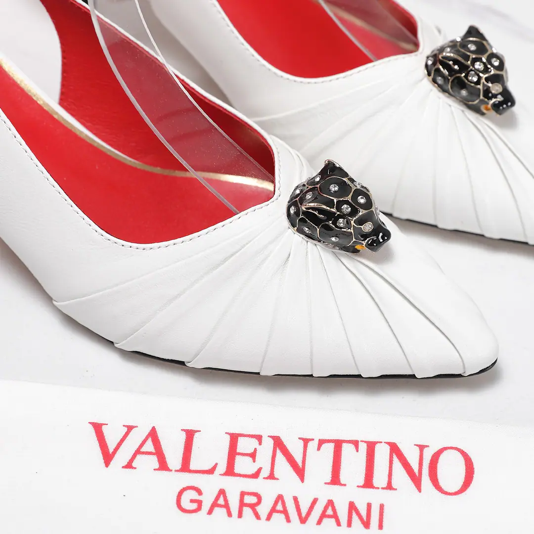 Get out of the factory. 《Unique top version》 VALENTIN*OWarren.*Tin-no!26vsSpring and summer, latest fashion sandal series.…… 【The stumps are wrinkled and empty.】 Miss Valentino loves Jane and can't resist it., The combinations show a different style of dress., Free to shine.⚡Follow the Eurasia style.！！！ The top-level processors are perfect., You can compare the cabinet with any details., Best-class top-class., You can come in and out of the counter.！！ ❶Fabulous.: Original customized sheep skin/Wrinkle process/Brick. ❷Uchi.: Original customized sheep skin ❸Foot.: Original customized sheep skin ❹Otsumi!: The original custom is really big. ❺He's tall.: 5.5cm ❻Codes: 35-39（40.41.Custom without re-offer） ❼Packaging: Original package ☀Colours: Synchronise update of the network
