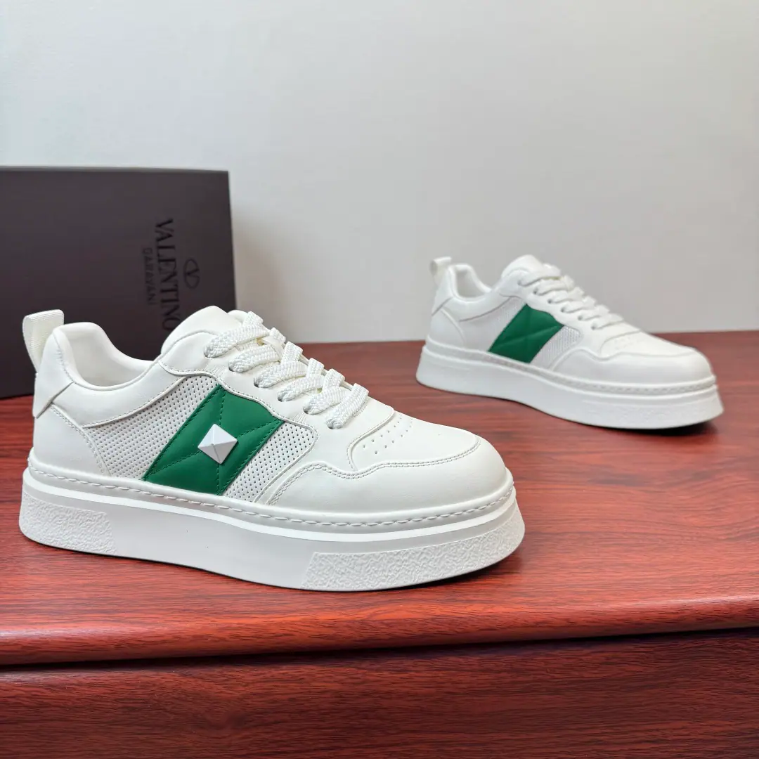 Valentino/Valentino. ONE STUD XLMales leather sneakers！ Light-luxury, thick-bed shoes., The classic nail-to-foot thing is a sense of excellence.✨ The man's shoe cabinet just needs money.！This Valentino has a thick, white shoe., Fill your skin with your face.. The shoe face is a top-decked cow.+The airnets are made of air., The skin is thin and thin., I'm so full of texture.. The netted area is not boring., Spring and summer are nice.. Signal diamond-like nail design, I'm not sure if I can get a full recognition., Low profile and expensive.. A thick-dense muffin., I'm getting more invisible.3-4cm, Just perfect your legs., High and not heavy.. It's clean and clean., Green slams the energy., Fit for commuting, Leisure, I've been out of town waiting for a lot of scenes.. Rubber floor skating and grinding, The upper foot is soft and comfortable., I'm not tired., With jeans., You're so cute in your pants., Close your eyes and don't step on the thunder.！ Size: 39-40-41-42-43-44Skins size.（Customable38.45.46） The cargo.: 57200651 White green