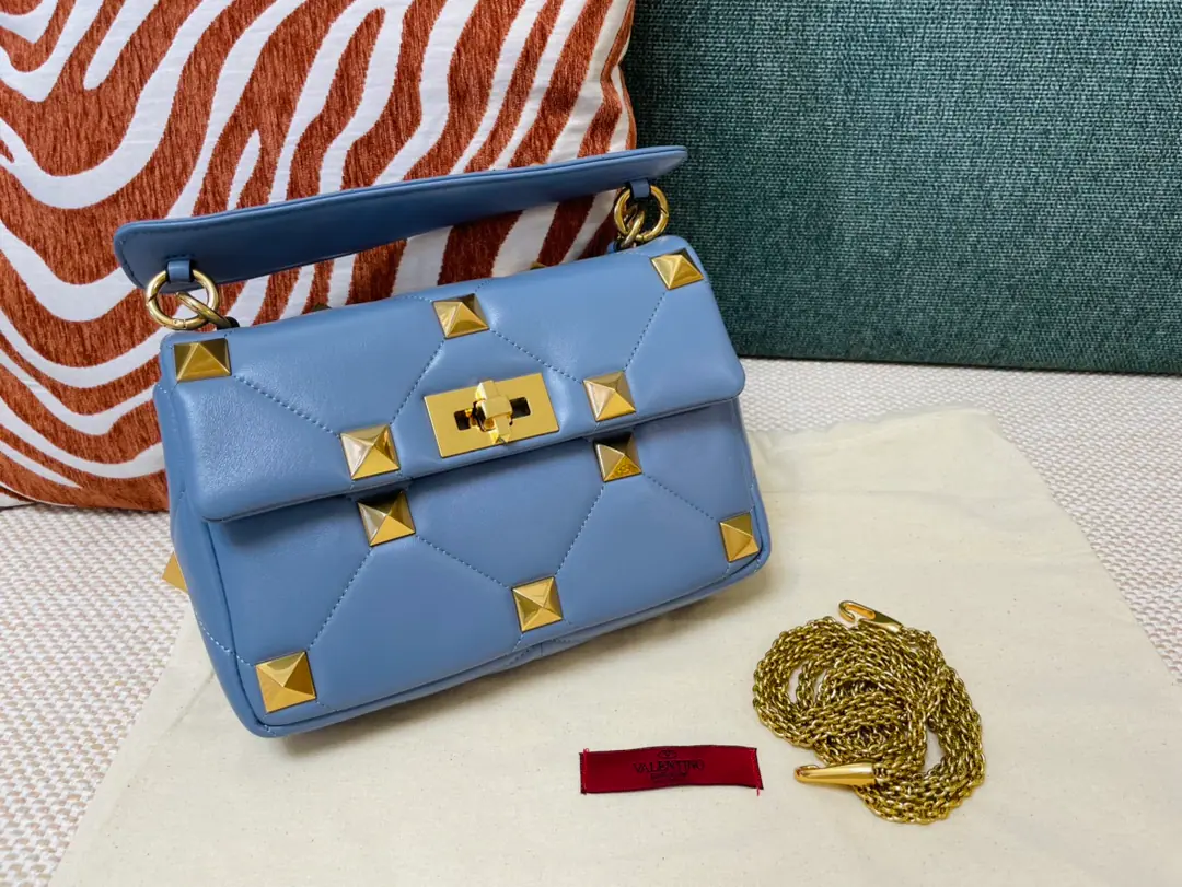 Small. Top First List New bag of nails.🔥Valentin0 Garavani Roman Stud Napa's leather chain bag. All sheep's skins inside and out.！Same color system, sew process enhanced prism👍Retrobronic process process for processing metal nails and accessories🤖️Internal: Zip pocket. 🆕Model0188 Small: 25x16x10cm