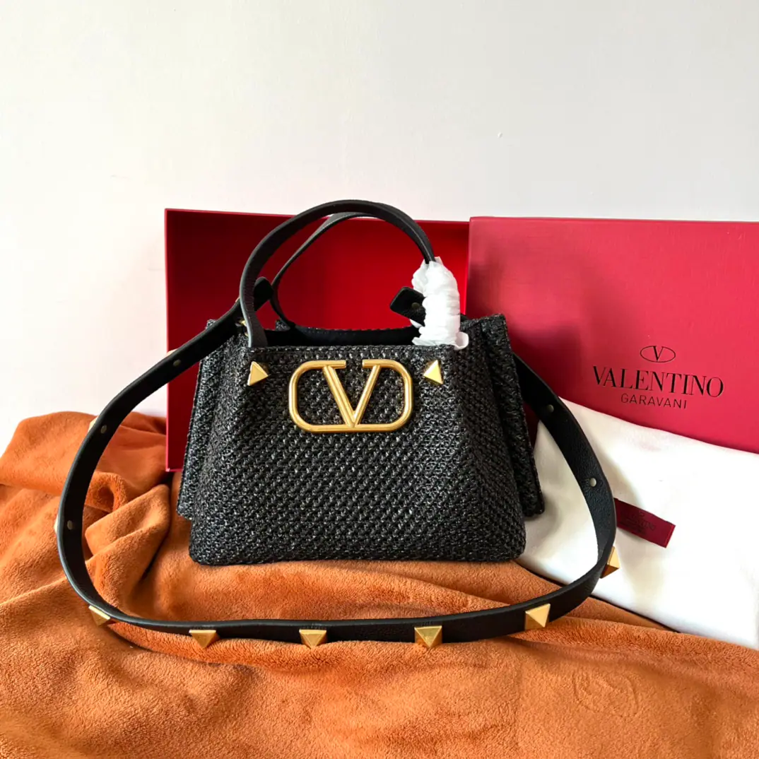 Small. Valentin0 Spring Chattot Packet Series～ Tot bag made of natural Rafis., The interwoven void creates a clear sense of quality., A brown leather handle., Shoulder belt and zipper bag Summer inflammation., It's a package.～ Dimensions: 25✖️18✖️12cm 22003s