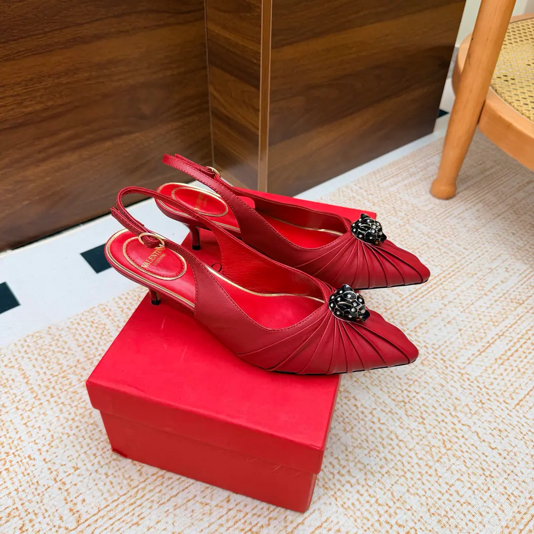 Valentino High heels💗Loved sandals. A beautiful quality.⚠️ It's a great match., Wear it any season.💜 Valentino is a new fashion charm. To continue the super high and design., I'm a big fan of the world's famous fans. The million fans are showing their love., Best sales at sea and abroad The domestics are out., Top Version Candy color., Every color is beautiful. Shoe.: Bullskins. Uchi.: Import of sheep skin Shoes under the sole.: That's a big one. He's tall.: 5cm Packaging: Full original package Codes: 36One.42Code（40, 41, 42I'm not gonna change.）