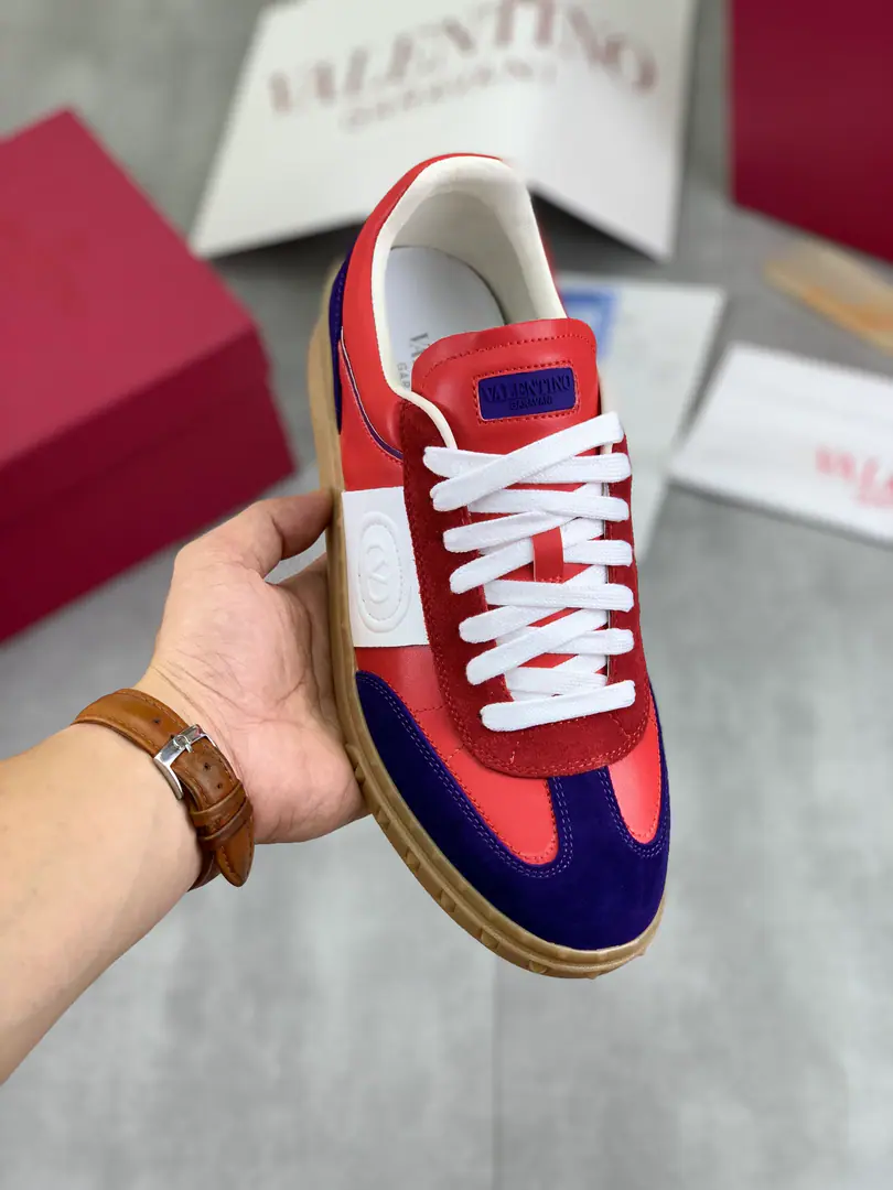 Plant prices Real value Couple money. ValentinoValentino. 2025/UPVILLAGE A couple's leisure sports shoes. 🆚Professional high-end, Perfect time., Quality is first class., Use all originals1:1Material production, I'm the only one who's got a role model.！ 🎁Full cabinet high end packaging ✔️Fabulous.:The High-Sight Bull. ✔️Otsumi!:TPUThe material is the bottom of the material. ✔️size:Women35-40Men39-45（Women41Men38.46Freeze!） 🆚All details1:1Customize, To be perfect.！