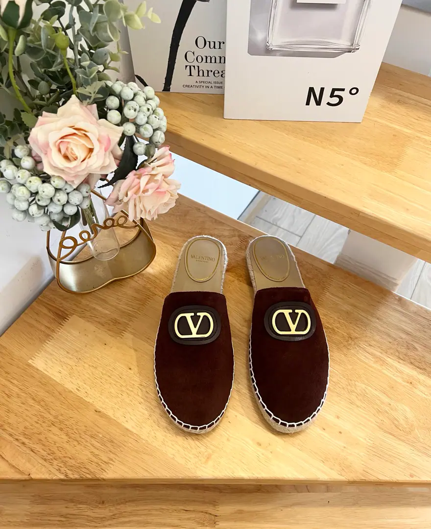 Valentino Garavani /Valentino. - Oh, Pete.VI'm gonna grab a new slipper.🩴Fishermen's shoes. LargeVGold button decorations - Oh, Pete. He's tall.2cm Rubber Bottom Italian manufacture 36-41