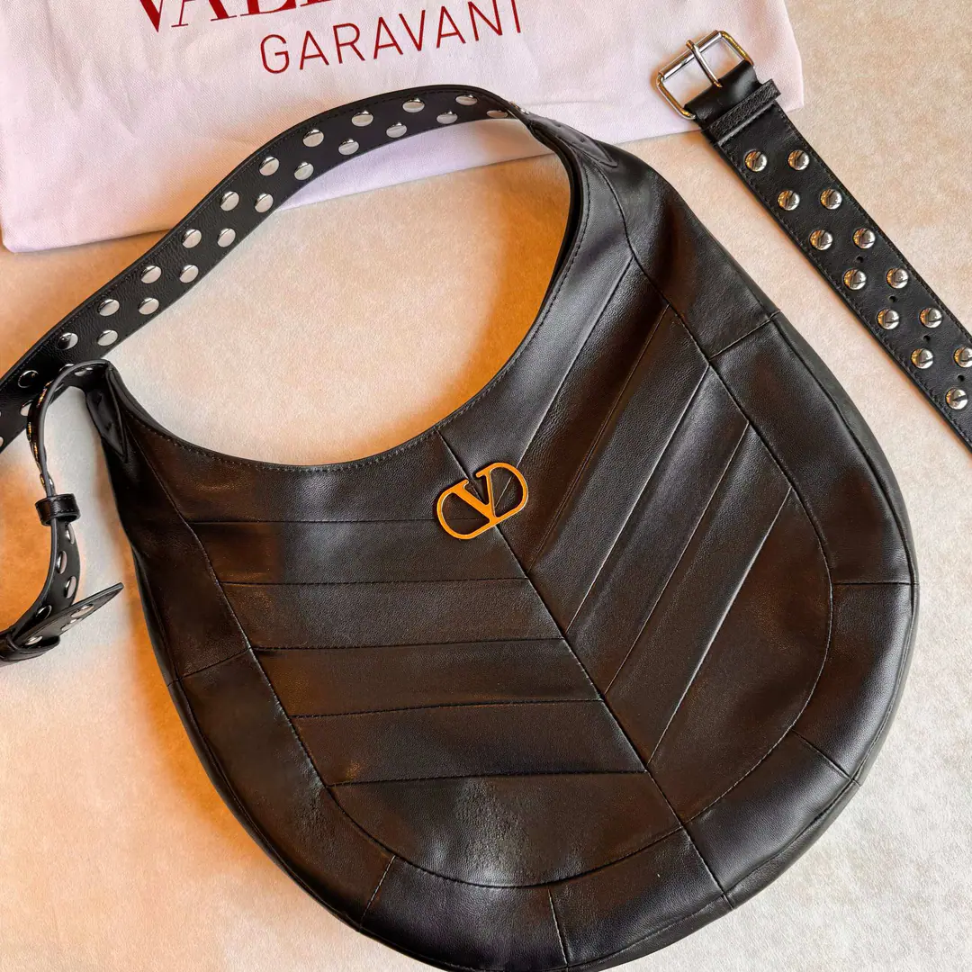 Large. Valentino.GARAVANI HOBOHO HOBO Handbags are designed in a synthesizing system., It's made of bright and dumb sheep leather. V Font, And used to treat it with a copy of the old brass. VLOGO SIGNATURE Metal Details. This bag is equipped with a regressable shoulder belt., But the shoulder can slash.. Regulating leather shoulder belts, Pride, nail. Large size: 35 X 27 X 4 centimetres Model: 2026