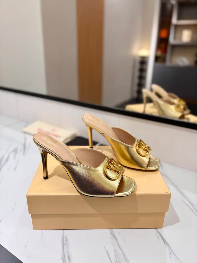 Plant price: ValentinoValentino. GARAVANI VLogo ♪ Toe-toe-toe-toe ♪ Muller shoes. One word for slippers. MetalVLOGO VDetonation elements, A full sense of excellence.！ Shoe.: Bullskins. Uchi.: Lamb skin. He's tall.: 10CM Otsumi!: Italian skin. Codes: 35-39（34.40.41.42Do it.）